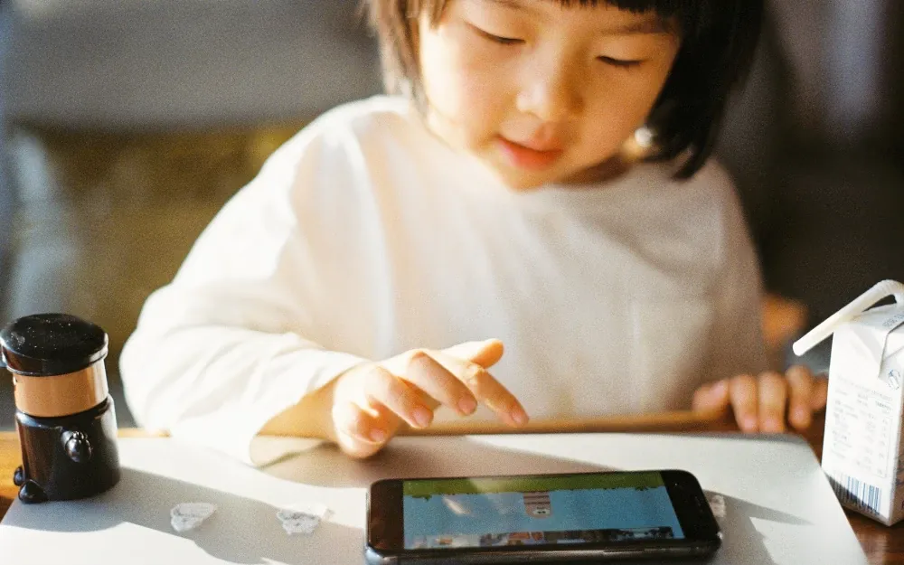 Criança Jogando no Tablet - Jogos Infantis