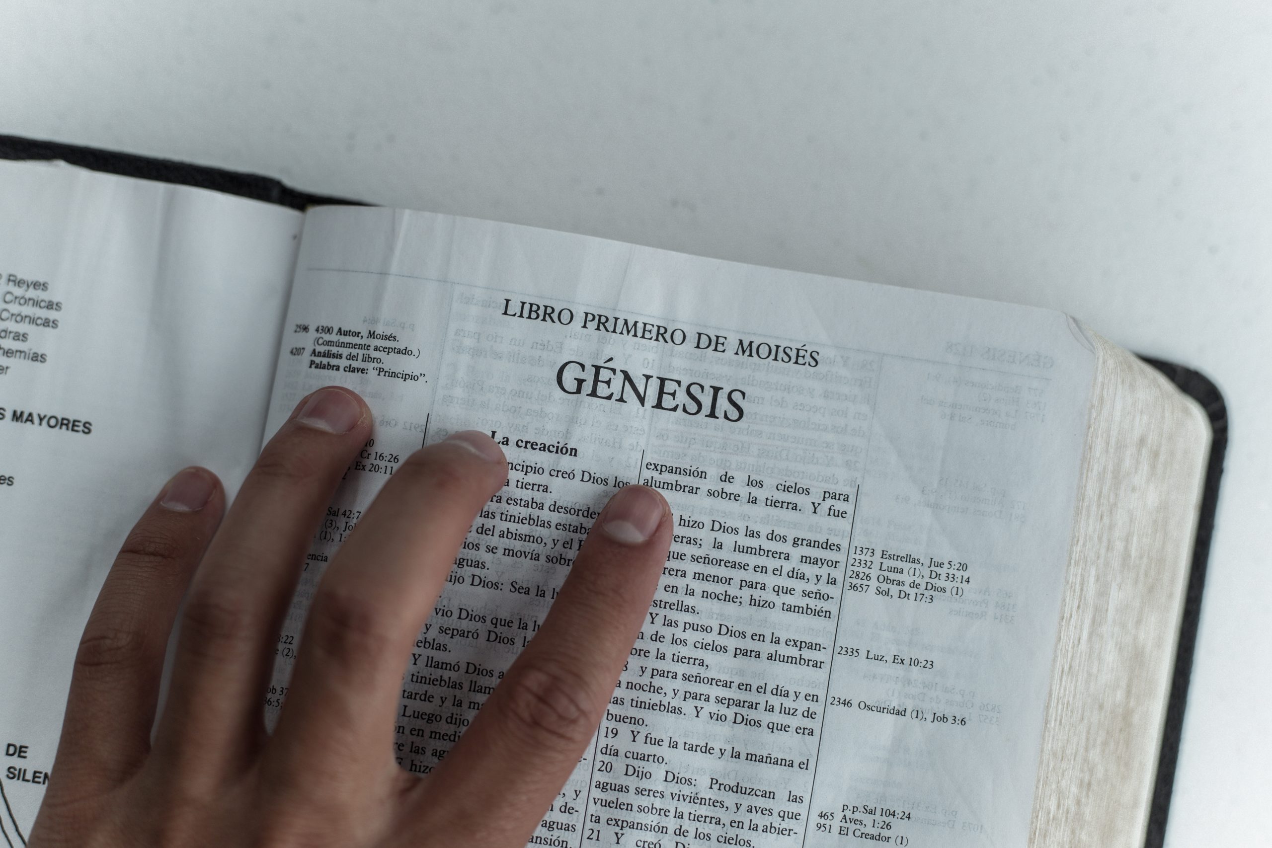 imagem ilustrativa - bíblia aberta no livro de Gênesis