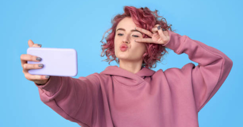 mulher selfie - baixar aplicativo simular corte de cabelo